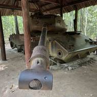 Stará technika u tunelů Cu Chi.