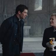 Josh O’Connor jako Jud a Glenn Close v roli Marthy.