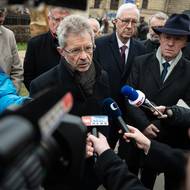 „Na střelbu na filozofické fakultě nesmíme nikdy zapomenout,“ řekl na místě Vystrčil.