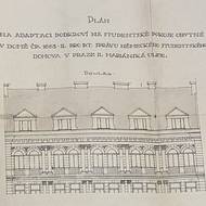 Na detailu stavebního plánu je vidět původní zdobnost fasády.