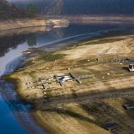 ..."Samovolný pokles hladiny orlické nádrže nám však umožňuje změnit harmonogram stavby a díky této změně pak nebude nutné mimořádně snižovat hladinu Orlíku v závěru příštího roku,“ říká generální ředitel státního podniku Povodí Vltavy Petr Kubala.