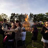 Filipojakubská noc je jedním z nejoblíbenějších lidových svátků, který i v dnešní době každý rok přiláká tisíce lidí. Selfie s vatrou v pražském parku Ladronka. (30. dubna)