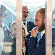 Bývalý premiér Petr Fiala se svým týmem ve výtahu před veřejnou debatou v Pardubicích. (29. června)