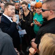 Tomio Okamura na předvolebním Jarmarku v Olomouci: „Přišli jste mi schválně narušit mítink, provokujete, jste dezinformátoři!,“ reagoval na novináře Seznam Zpráv a schovával se za bodyguardy. (11. září)