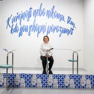 Na fotografii z výstavy Sdílené existence, kterou hostí Dům umění Ústí nad Labem, je kurátorka Petra Widžová v instalaci To Nobody and Two od skupiny Slavs and Tatars.