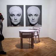 Instalace Mileny Dopitové nazvaná Dvojčata (Já a moje sestra).