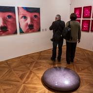 Vlevo je dílo Jiřího Surůvky Dvojčata z roku 1997.