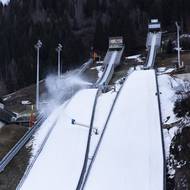 Sníh už se připravuje nyní (fotografie z 16. prosince), na začátku roku tu totiž proběhne závod, který bude zároveň zkouškou na olympiádu.