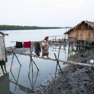 Aby unikly přílivovým povodním, žije mnoho rodin v domech postavených na bambusových kůlech.