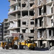 „V Daráje nezůstala žádná nemocnice, žádný operační sál ani pohotovost,“ řekl Lahhám. Mnoho pracovníků ze zdravotnictví uprchlo do Egypta, Jordánska, Turecka nebo Evropy a většina se nevrátila.