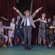 Celý ansámbl znovu spolu při zopakování úvodní písně.