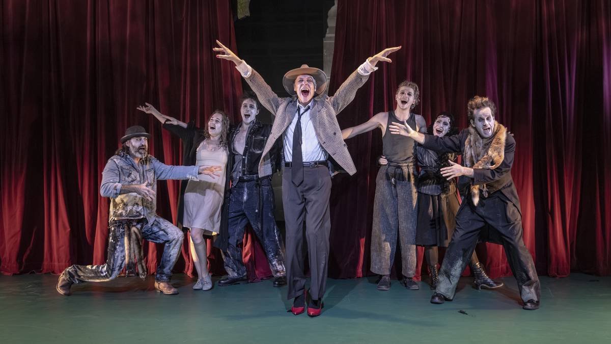 Celý ansámbl znovu spolu při zopakování úvodní písně.