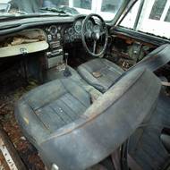 Raritní Aston Martin DB5 před renovací a po ní. Cena vzrostla tisíckrát.