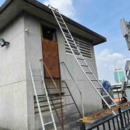 Takto vypadá toto místo dnes. Výtahová šachta se nachází v devátém patře. Budova není nijak označená a střecha ani veřejně přístupná, ale ostraha dole u vchodu zájemce pustí za drobný úplatek.