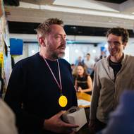 Člen vítězného týmu Kafky po vyhlášení výsledků investičního pubkvízu.