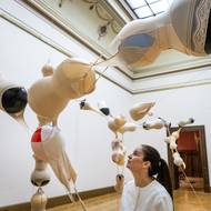 Na fotografii si návštěvnice prohlíží dílo Molekuly z roku 2006.