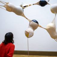 Na fotografii z výstavy děl Kateřiny Vincourové, která v pražské Galerii Rudolfinum potrvá do 4. ledna, si návštěvnice prohlíží dílo Molekuly z roku 2006.