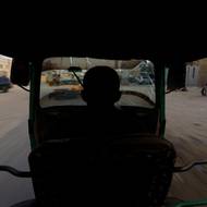 Moussa Kolongo (38) řídí tuk-tuk ve čtvrti Cinquieme v Nouakchottu v Mauritánii, 26. února.