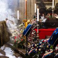 Ve svatovítské katedrále proběhlo poslední rozloučení s kardinálem Dominikem Dukou. Při mši byl přečten vzkaz od papeže Lva XIV., který označil Duku za dobrého a velkorysého služebníka, který byl věrný církvi i v době nesvobody a oddaný svému poslání. (15. listopadu)