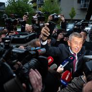 Andrej Babiš v davu novinářů oslavuje svůj volební úspěch. (24. října)