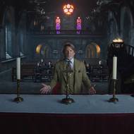 Josh O’Connor jako Jud a Daniel Craig v roli Benoita Blanca.