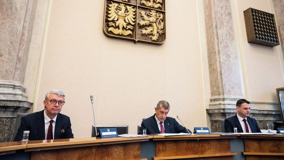 V jednacím sále vlády našli chytré nahrávací zařízení. Týdny leželo v šuplíku