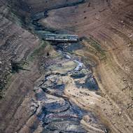 Přítoky do přehrady jv nezvyklé podobě.