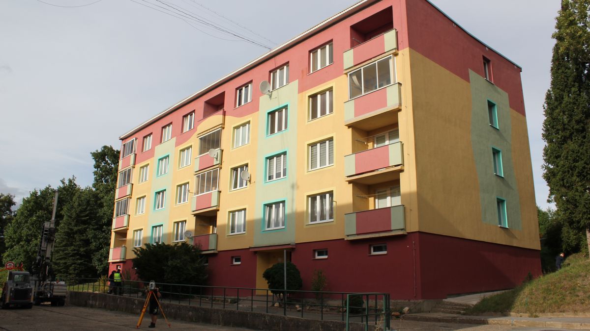 Ujíždějící dům v Chomutově se zastavil. Část lidí oslaví Štědrý den doma