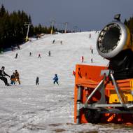 Lyžaři se v krkonošském skiareálu v Peci pod Sněžkou setkají hlavně s technickým sněhem. Ten přírodní kvůli nepříznivým podmínkách na svazích chybí.
