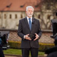 Na místě ale podává prezident profesionální výkon, žádné dlouhé opakování se nekoná. 