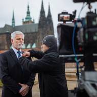 Právě venkovní prostředí má ukázat podle politologa Josefa Mlejnka prezidentovu otevřenost vůči veřejnosti, ne autoritu zavřenou v kanceláři. 