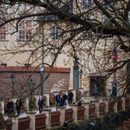 Prezident Petr Pavel prochází se svým týmem a ochrankou ulicí U Prašného mostu.