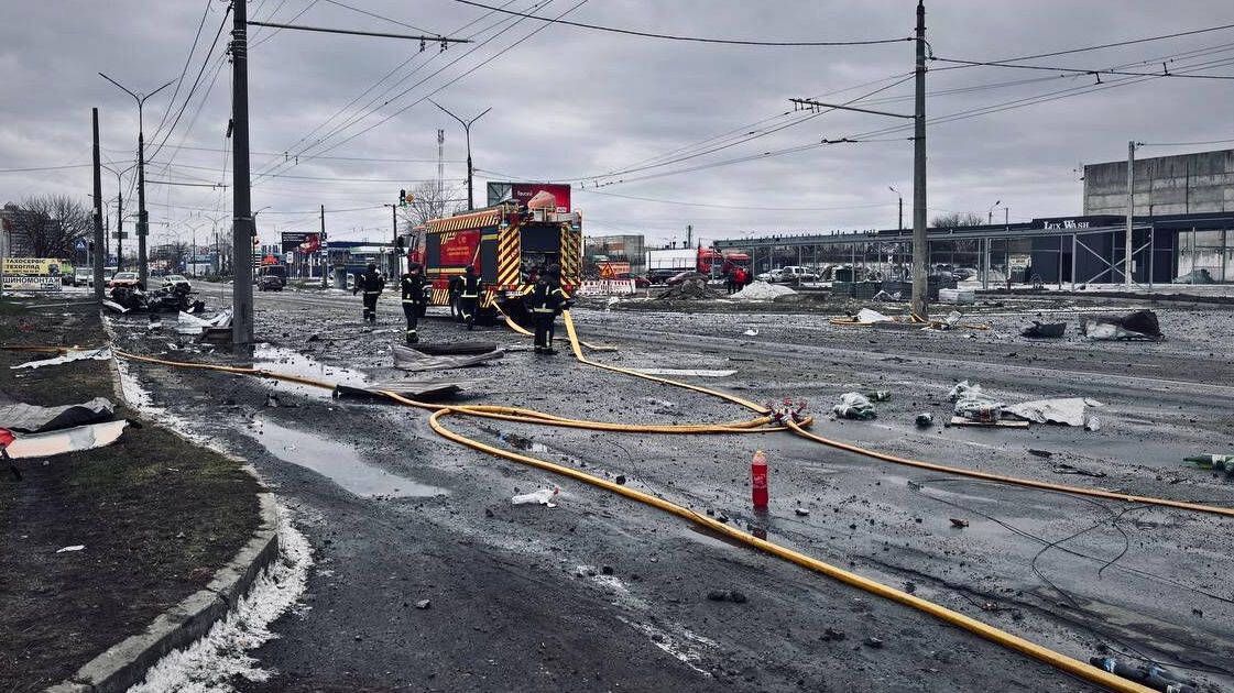 Přes milion domácností v Kyjevě a okolí má po ruských útocích opět elektřinu