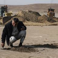 Projekt zahrnuje také výsadbu tepelně odolných sazenic, jako jsou naditec a strbouleň, které mají půdu stabilizovat. Vše financuje nevládní organizace - Kuvajtský fond pro arabský hospodářský rozvoj.