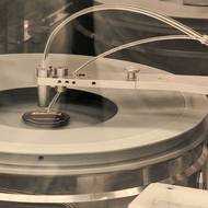 Na rotační plošině se roztáčí budoucí wafer. 