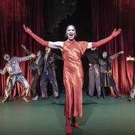 V popředí Daniela Špinar, vzadu zleva Róbert Nižnik jako Bertram, Renáta Matějíčková coby Katynka alias Joan Vollmer, Radek Melša v roli Roberta, Tomáš Dalecký jako Wilhelm alias Burroughs, Zoja Oubramová coby Stařenka a Pavol Smolárik v roli Kuna.