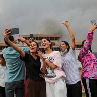 Mladá generace protestovala proti korupci politiků a rozhodnutí vlády zablokovat přístup k 26 internetovým platformám, včetně sítí Facebook nebo X. (Protestující po obsazení budovy nepálského parlamentu v Káthmándú, 9. září.)