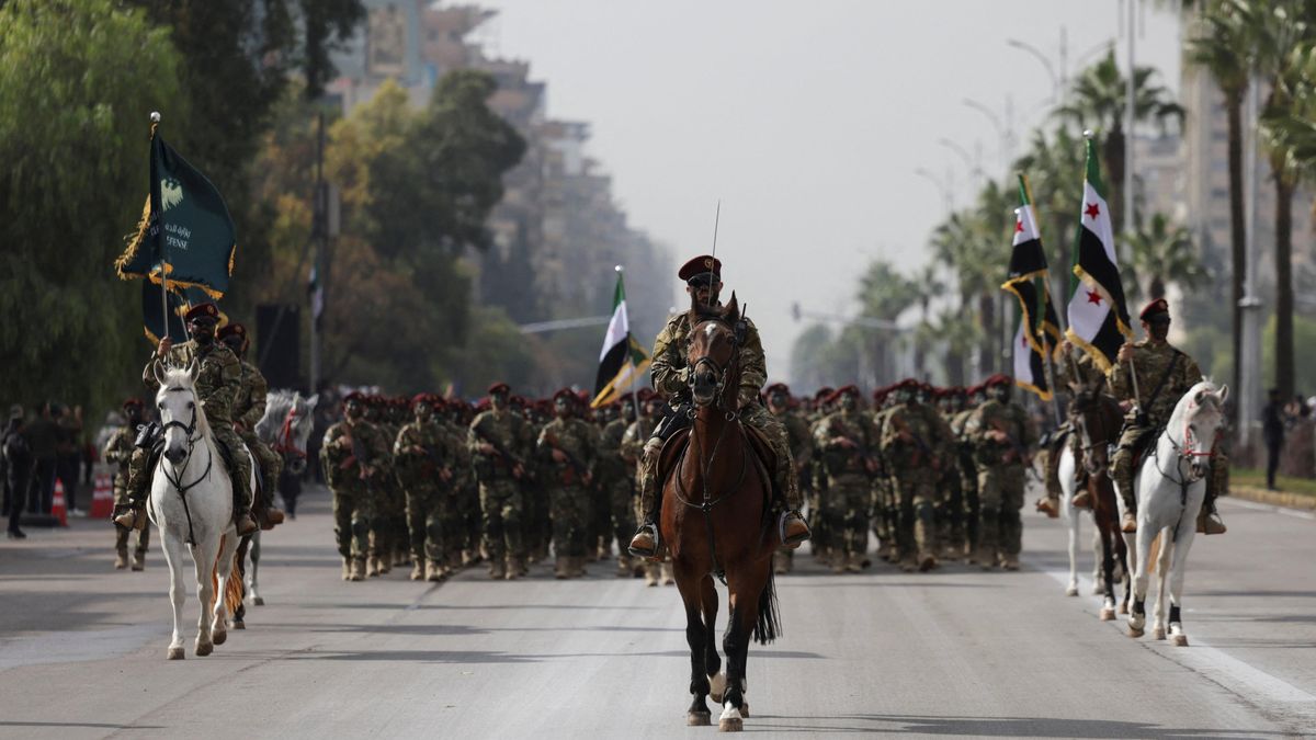 Fotky: Rok po Asadovi. Sýrie se chlubí armádou, vyhlíží lepší budoucnost
