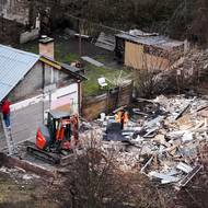 Na snímku poslední dům v aktuální demoliční vlně jehož demolice započala dnes asi v 6:30 ráno.