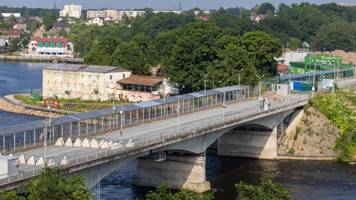 „Není to neprostupná zeď.“ Novinářka o městě, odkud se chodí pěšky do Ruska