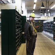 Putování po bezpečnostní proceduře zahajujeme v lampovně, kde horníci vyzvedávají lampu a sebezáchranné přístroje.