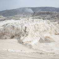 V lomu se těží jeruzalémský kámen, slavná světlá hornina, která se po tisíciletí používá v celé Svaté zemi i mimo ni a která dává velké části regionu jeho charakteristický architektonický vzhled.