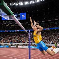  Na mistrovství světa v atletice zazářil Armand Duplantis. Švédský skokan o tyči překonal světový rekord a přeskočil laťku ve výšce 630 cm. Duplantis se do světových tabulek poprvé zapsal v roce 2020 výkonem 617 cm, od té doby maximální limit neustále posouvá.