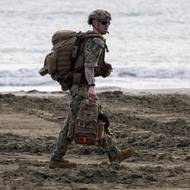 Analýza satelitních snímků a webových stránek sledujících lodě umožnila v posledních týdnech identifikovat nejméně osm vojenských plavidel v oblasti.