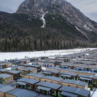 Olympijská vesnice za Cortinou je hotová. Sestavena je z modulárních domů.