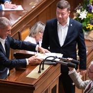 Na schůzi Poslanecké sněmovny se, tehdy opoziční poslanci, dožadovali slova v rozporu z jednacím řádem. Poslanec Marek Benda (vpravo), který měl mít slovo, předvedl fintu s mikrofonem. (9. září)