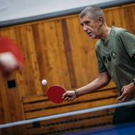Šéf hnutí ANO Andrej Babiš pokračoval před volbami v cestách po Moravskoslezském kraji. S místní mládežnickou organizací strávil prvomájové sportovní odpoledne. Ukázal tak další z možných motivů své kampaně – že je na sedmdesátníka v dobré kondici. (1. května)