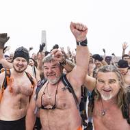 Zápis do české knihy rekordů si zapsala skupina 87 nadšenců do otužování po úspěšném zdolání nejvyššího bodu Beskyd. Na vrchol se otužilci vydali jen v kraťasech. (1. února)