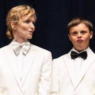 Road movie Karavan se po Cannes zastavila na karlovarském festivalu, kam ji přivezli uvést hlavní představitelé rolí Anna Geislerová a David Vodstrčil. (9. července)