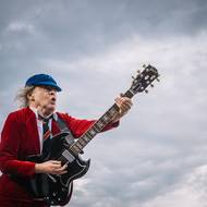 Na pražský koncert kapely AC/DC přišlo více než 60 tisíc lidí. Zpěvák Brian Johnson měl problémy s hlasem, kytarista Angus Young se blýskl čtvrthodinovým sólem. (26. června)